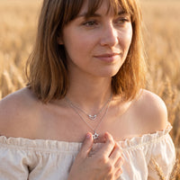 Thumbnail for Collier argent femme — photo portée, geste du quotidien, argent | SKU: letoile-wg