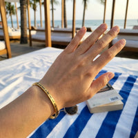 Thumbnail for Armband mit spruch — getragen, echte Größe, Gold | SKU: 9864184-gold