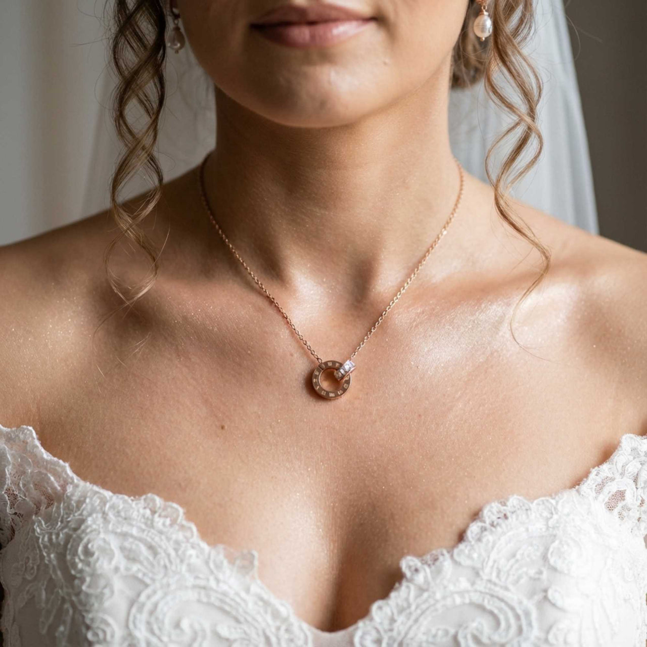 Halskette mit verbundenen Ringen & Kristallen