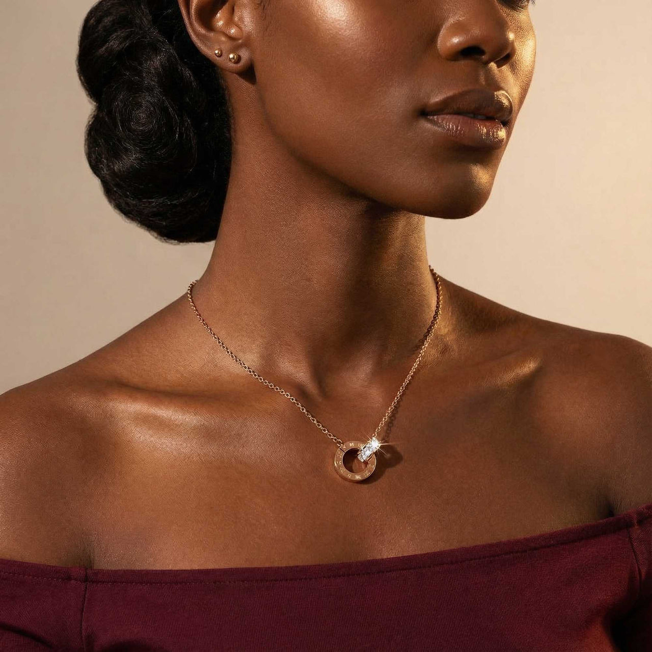 Halskette mit verbundenen Ringen & Kristallen