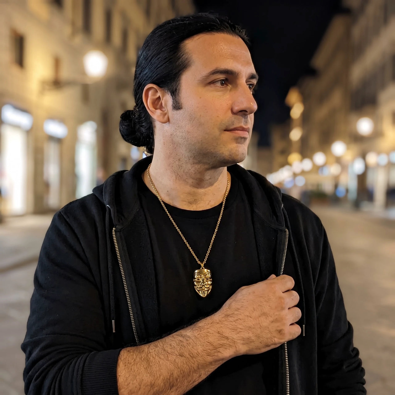 Vendetta Necklace Gold – worn by a man playing badminton | Brother & Sisters | SKU: Gold