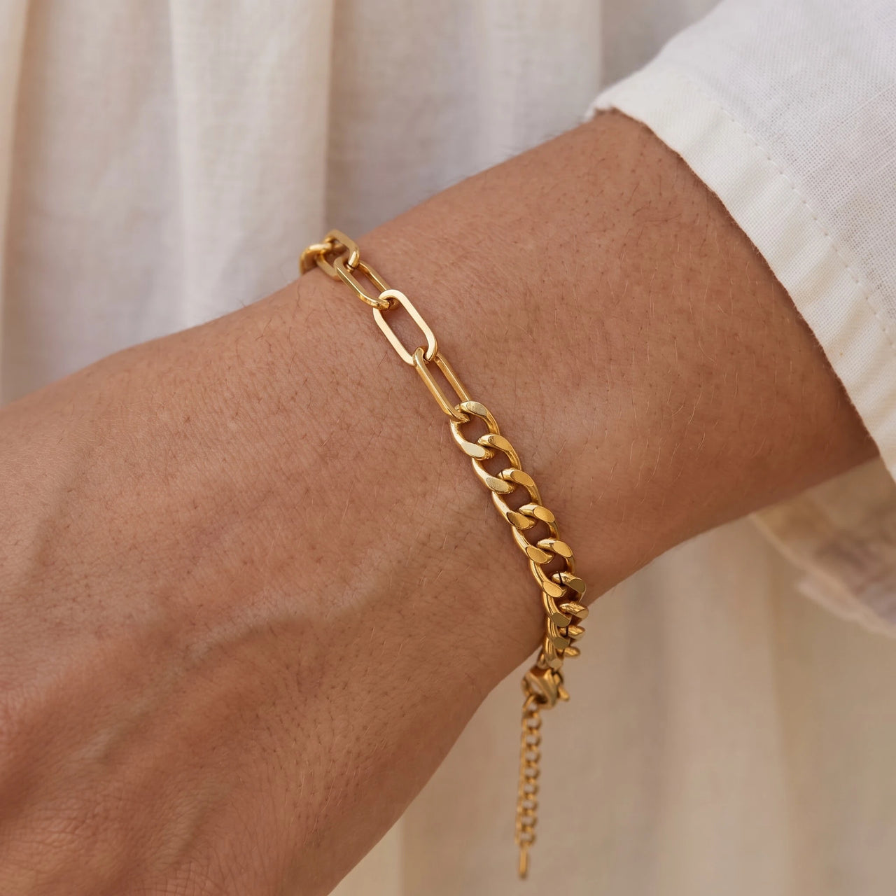 Close-up of the Double bracelet in gold worn | SKU: ledouble