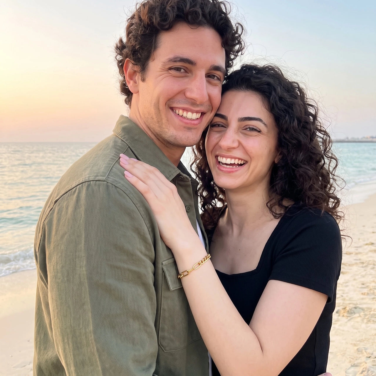 Couple moment, she wears the Double bracelet in gold | SKU: ledouble