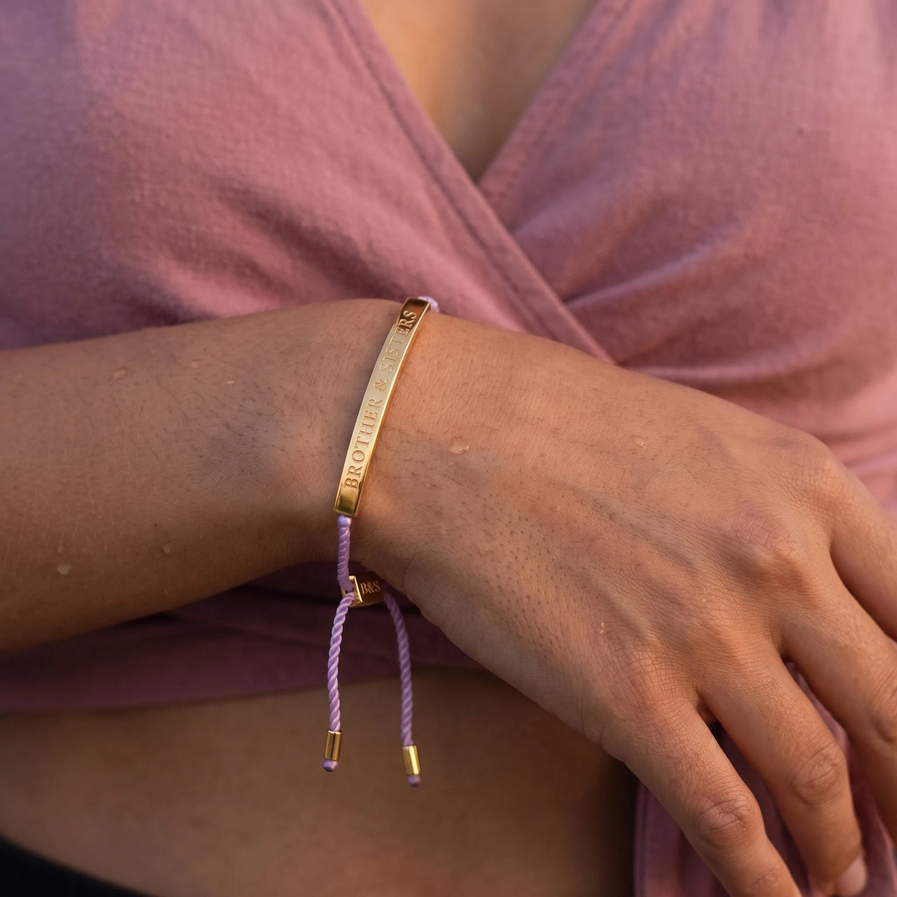 Le Mauve, gold bracelet — close up | SKU: lemauve-g