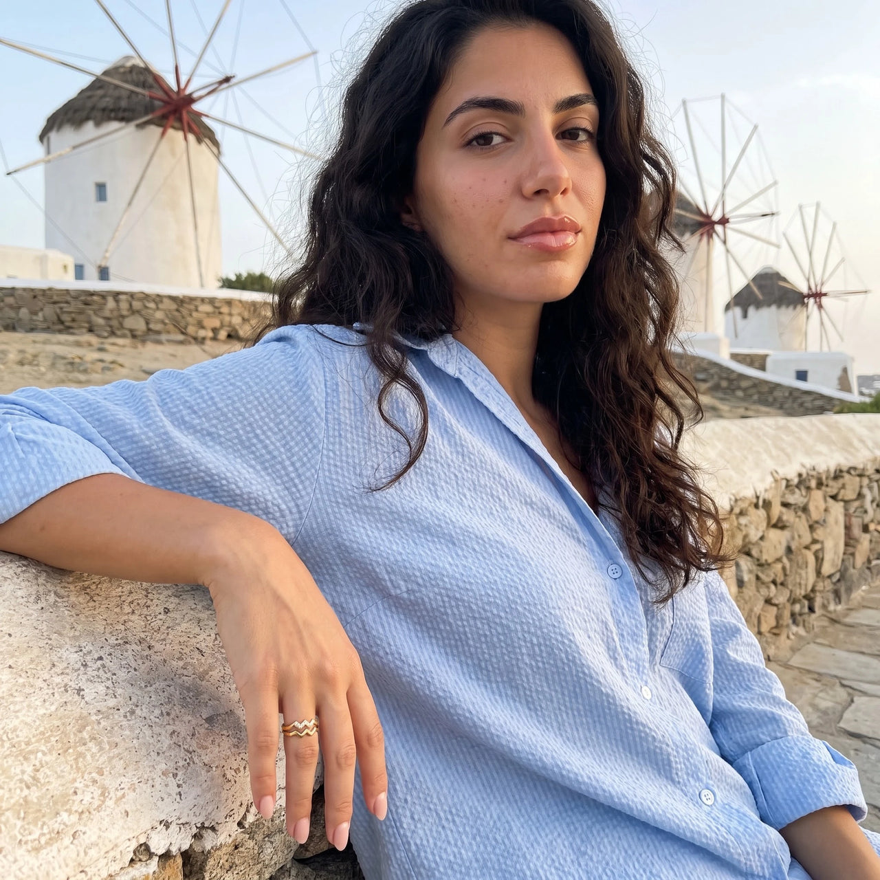 The Zigzag ring in gold worn on a getaway | SKU: lezigzag