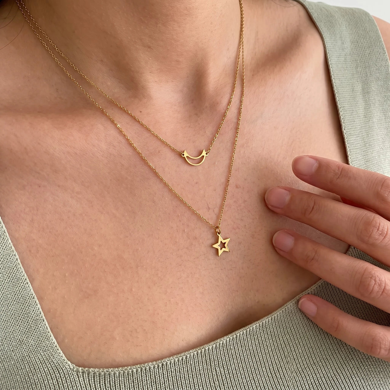 Moon & Star Necklace, gold necklace — close up | SKU: letoile-g