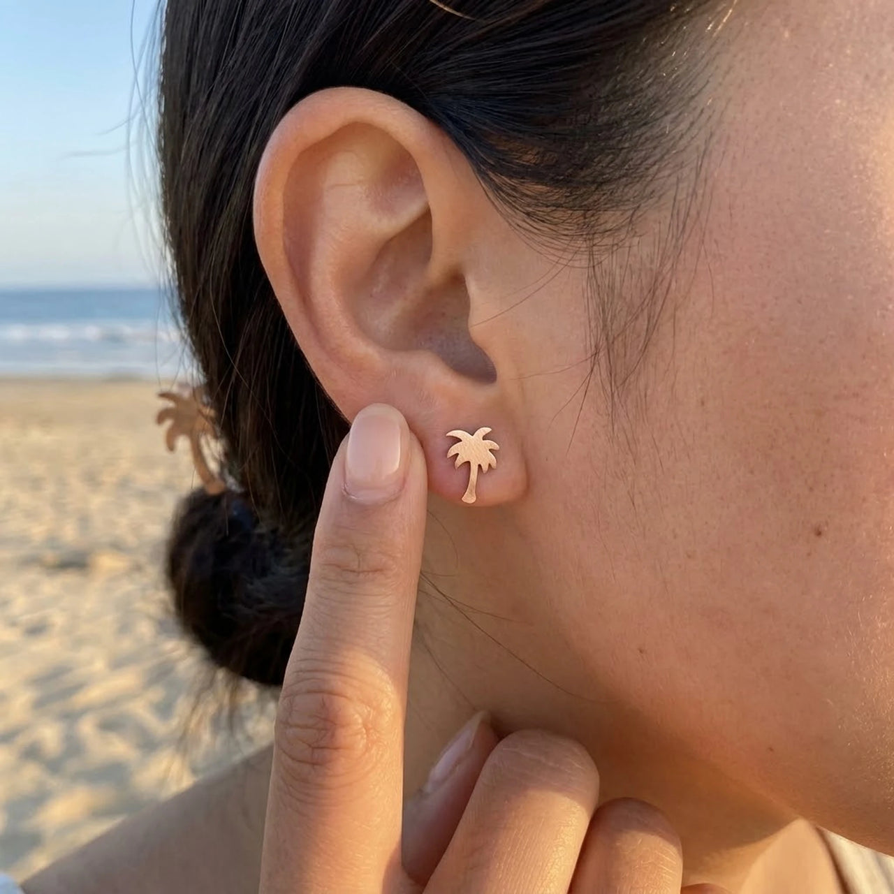 Palmen ohrringe — getragen, echte Größe, Roségold | SKU: 10287609-rose-gold-color