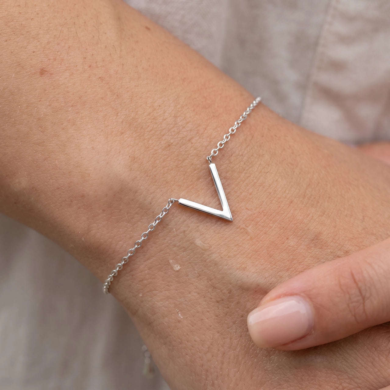 Close-up of the silver bracelet worn on the skin | SKU: 9443177-white-gold