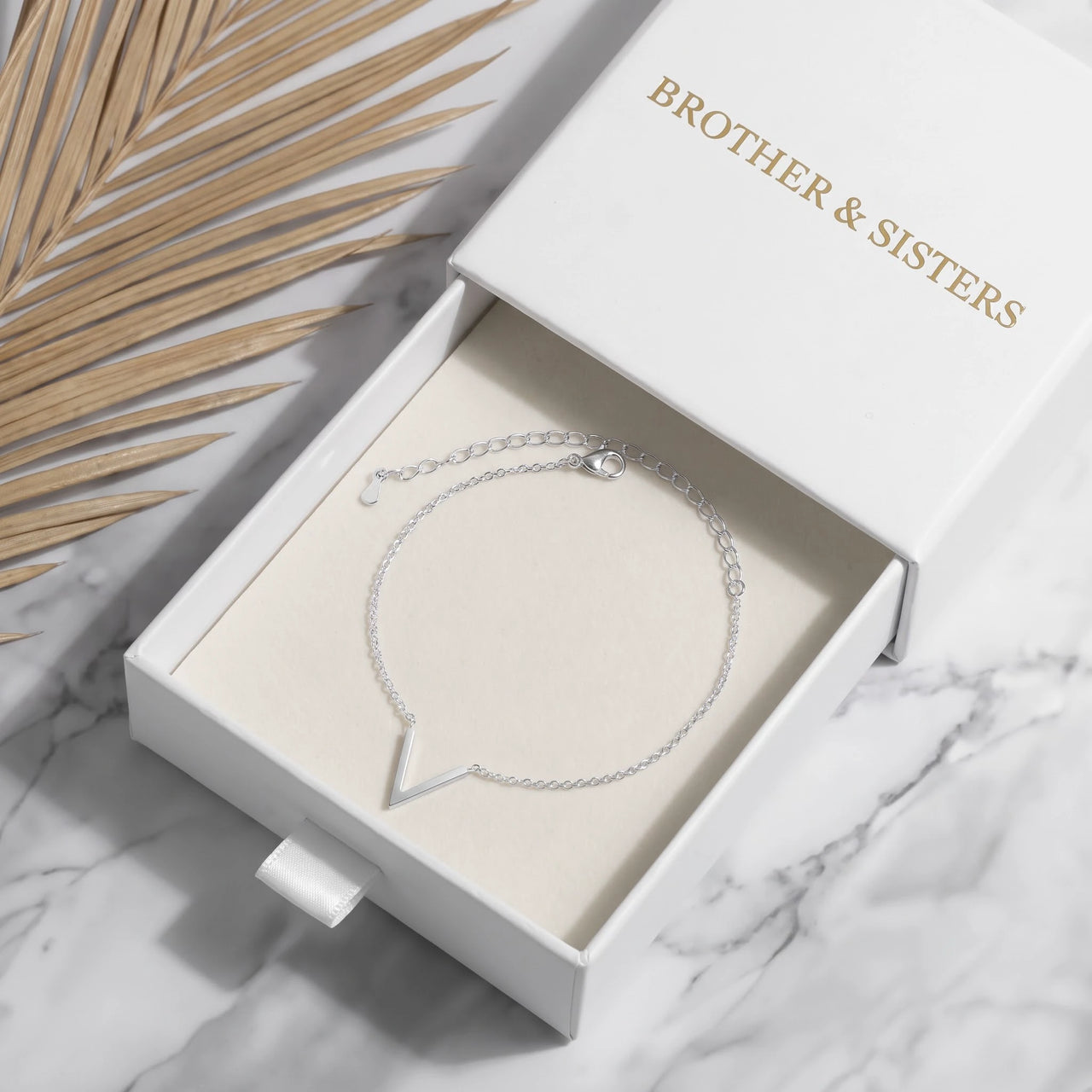 Silver bracelet in the Brother & Sisters gift box | SKU: 9443177-white-gold