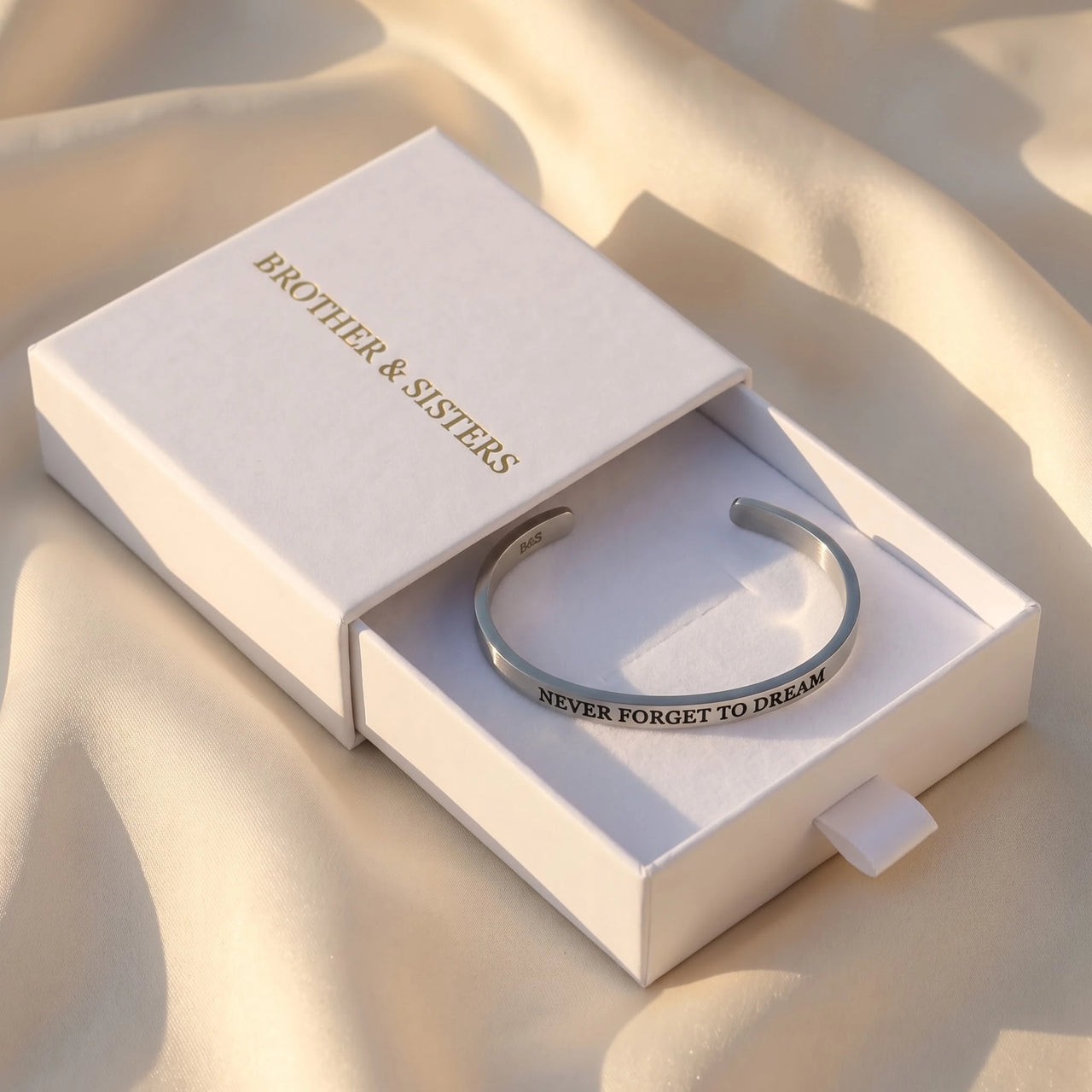 Never Forget To Dream, silver bracelet — gift box | SKU: nftd-rg
