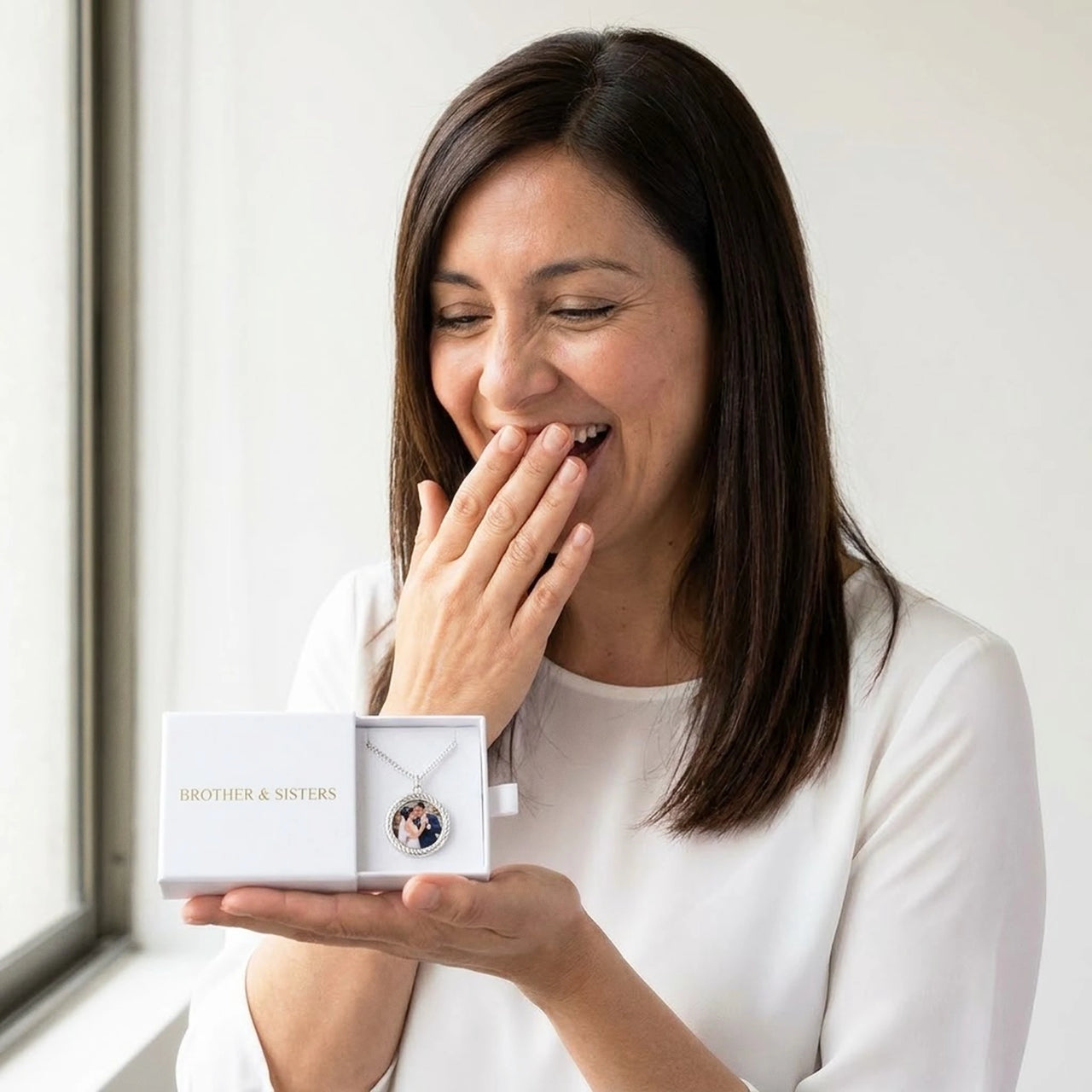The silver round photo necklace with a wedding photo in the Brother & Sisters gift box | SKU: TPH-RNDN-SILVER