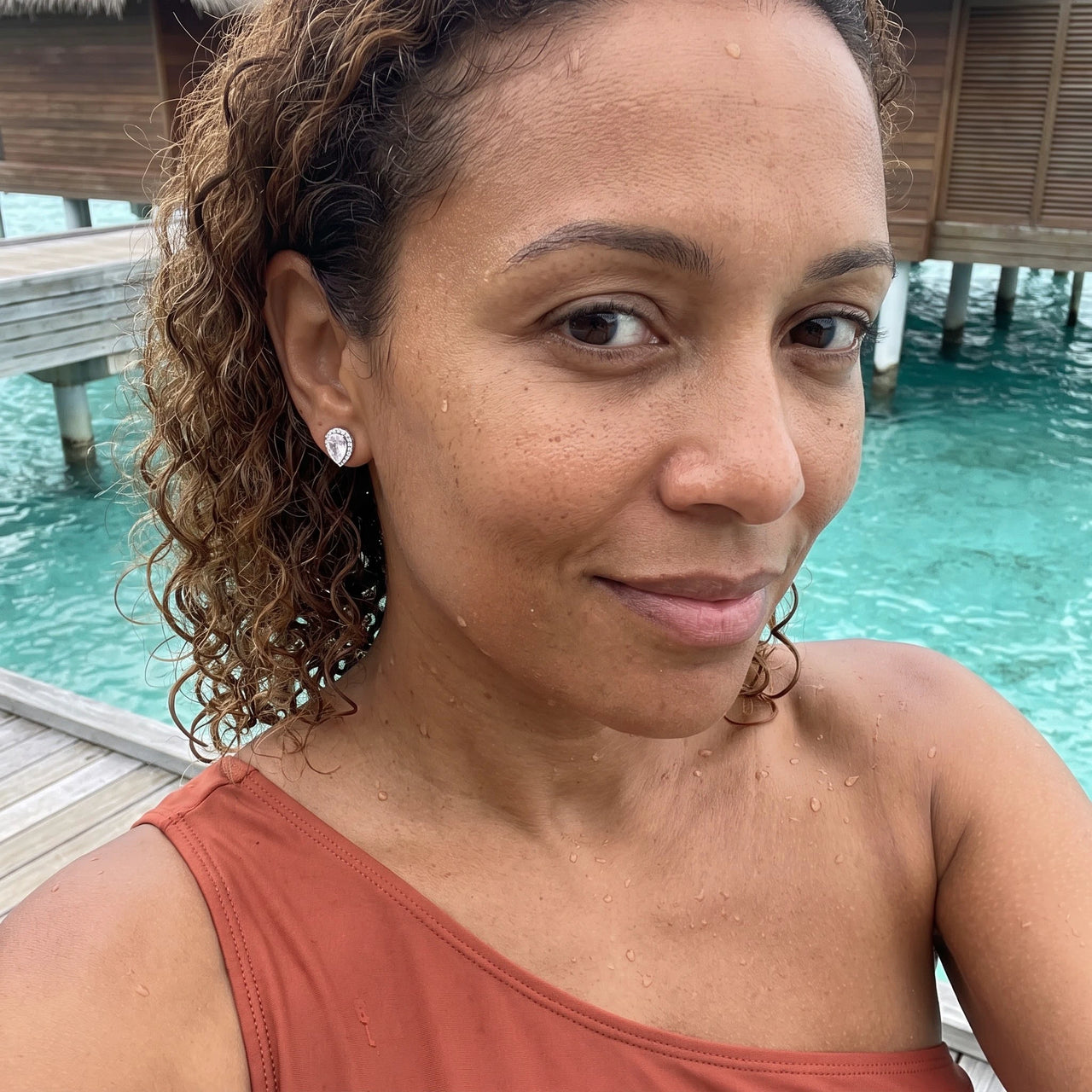 Boucles d'oreilles goutte — photo portée dans l'eau, waterproof, argent | SKU: 505174