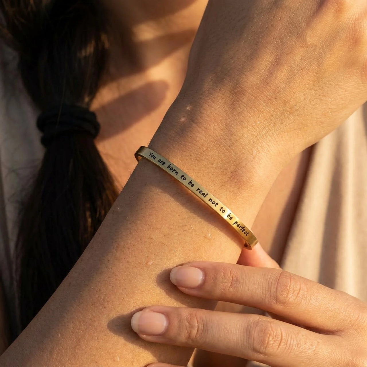 Graduation gifts for her — close-up of the details, gold | SKU: 9864184-gold